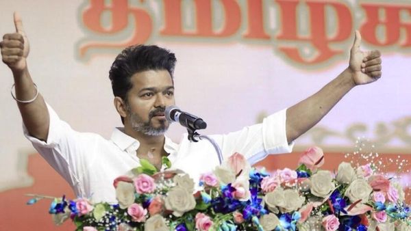 Vijay: 70 அடி உயரத்தில் த.வெ.க மாநாடு கட் - அவுட்.. பெரியாருக்கும் அம்பேத்கருக்கும் நடுவில் விஜய்!