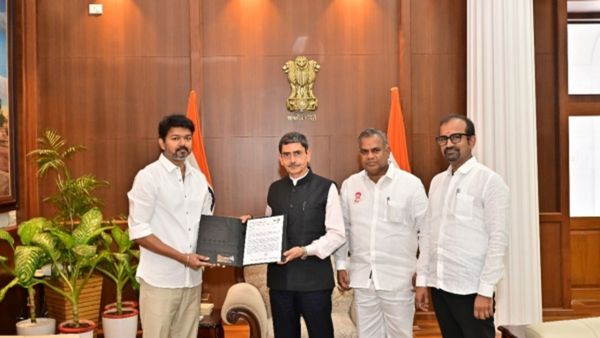 Vijay: ஆளுநரை சந்தித்த விஜய்.. பெண்களுக்கான பாதுகாப்பை உறுதி செய்ய மனு..30 நிமிடம் என்ன பேசினார்!