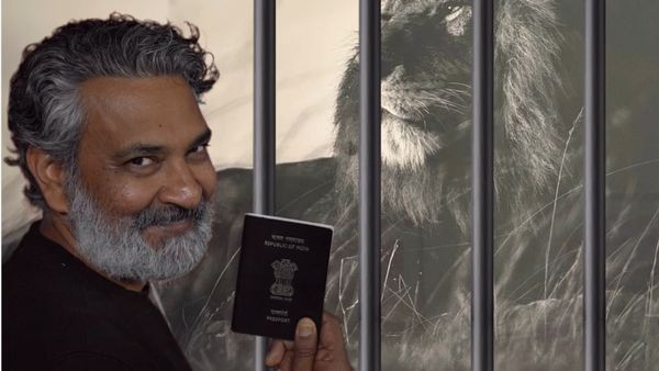 மகேஷ் பாபுவின் பாஸ்போர்ட் ராஜமௌலியின் கைகளில்.. ட்ரெண்டாகும் செம வீடியோ