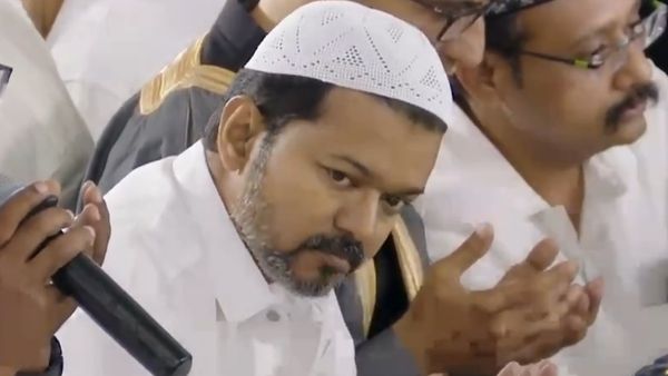 இஃப்தார் நோன்புக்கு விஜய் எப்படி வந்திருக்காரு பாருங்க.. இஸ்லாமியர்கள் ஓட்டுக்களை அள்ளிடுவாரு போல!