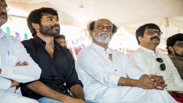 சூப்பரா பண்றீங்க தனுஷ்.. உடனே எழுந்த ரஜினி என்ன செய்தார் தெரியுமா?.. ஓஹோ இப்படியும் நடந்திருக்கா?