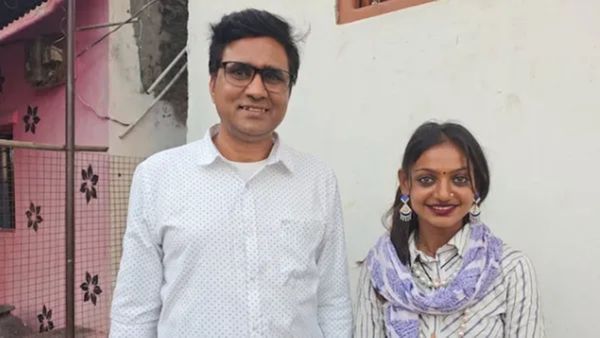 இயக்குநர் பாலியல் புகாரில் கைது.. ஜாலி மூடில் கும்பமேளா மோனாலிசா.. என்ன செய்றாரு தெரியுமா?