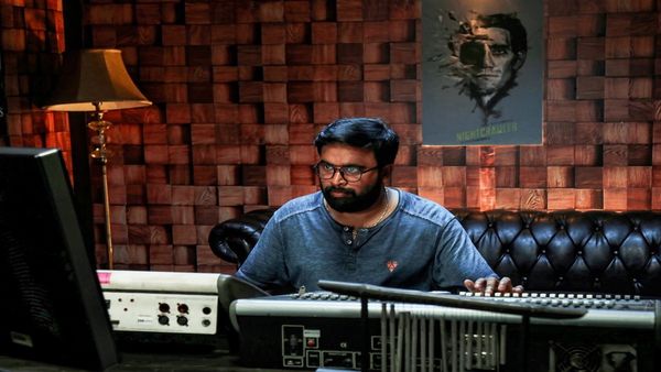 வந்தது பெண்ணா வானவில்தானா.. சிம்ரனுக்காக பாடல் பாடிய சசிகுமார்.. இப்படியும் நடந்திருக்கா?