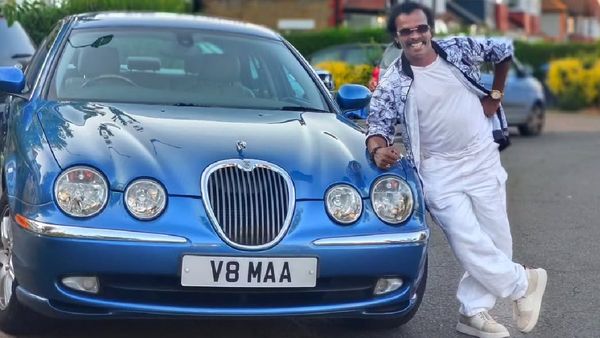 லண்டனில் ராஜா மாதிரி வாழுறாரே அந்தோணி தாசன்.. காருக்கு பக்கத்துல செம போஸ்.. சொடக்கு மேல சொடக்குதான்!