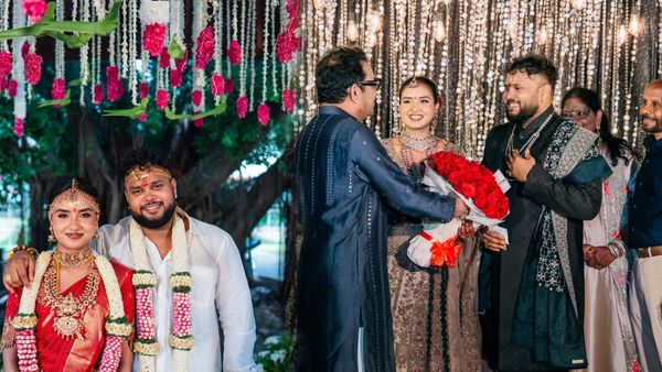 பூங்கொத்துடன் A.R ரகுமான் கொடுத்த காஸ்ட்லி கிஃப்ட்.. டிரம்ஸ் சிவமணி மகன் திருமணத்தில் ருசீகரம்!