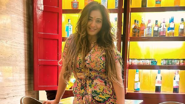 தலையில் ஒத்த ரோசா.. டவலை மட்டும் கட்டிக்கொண்டு பிரபல நடிகை கொடுத்த வேற மாறி போஸ்!