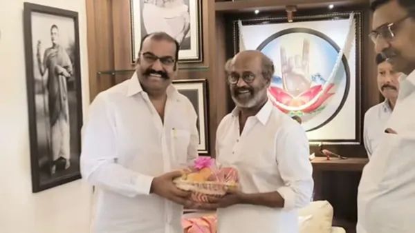 நெப்போலியன் மகனுக்கு வாழ்த்து சொல்லி வாக்கை நிறைவேற்றினாரா ரஜினி?.. இருவர் சந்திப்பின் பின்னணி என்ன?