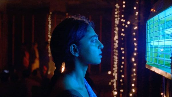 நள்ளிரவில் கணவன் கழுத்தையே கடித்த மனைவி.. மீண்டும் ஆடையின்றி நடித்த ராதிகா ஆப்தே.. சிஸ்டர் மிட்நைட்!