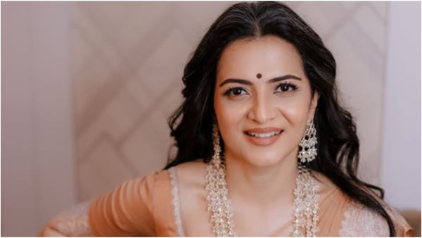 Dhivyadharshini: காலில் விழுகிறார்கள்.. சங்கடமா இருக்கு.. தொகுப்பாளினி டிடி பேட்டி!