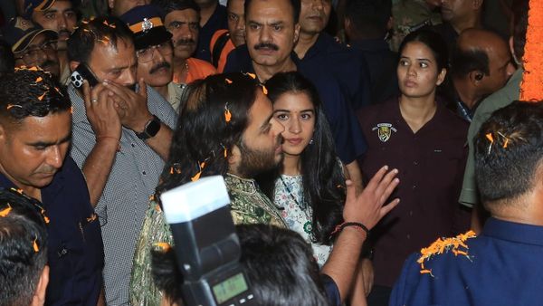 Ganesh Chaturthi: வீர விநாயகா! மனைவியுடன் விநாயகர் சதூர்த்தி.. பிரமாண்டமான ஏற்பாட்டை செய்த ஆனந்த் அம்பானி