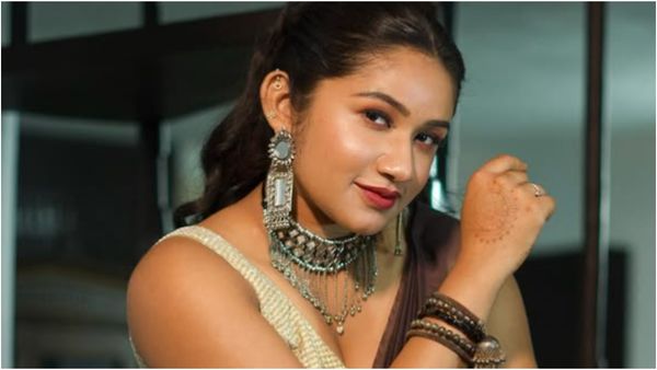 கட்டிப்புடிச்சி ஓட்டு கேட்டீங்க.. கொந்தளித்த சீரியல் நடிகை ரவீனா!