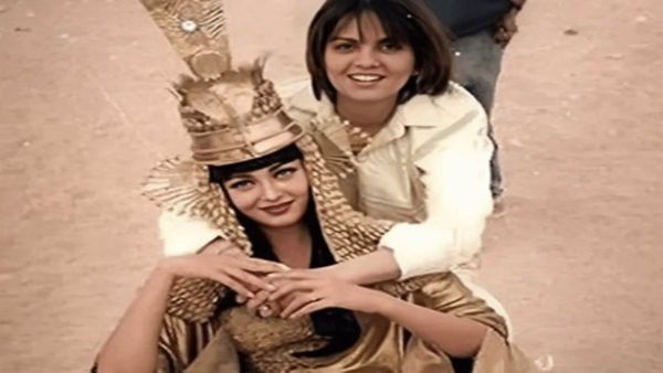 ஐஸ்வர்யா ராயை கட்டியணைத்திருப்பது சில்க் ஸ்மிதாவா?.. அச்சச்சோ அது அவங்க இல்லை.. யாரு தெரியுமா?