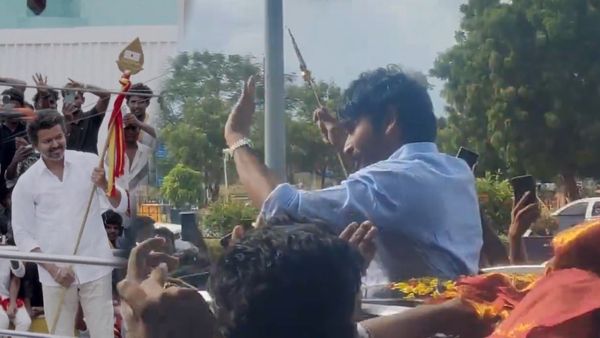 மதுரை மண்ணில் தனுஷ்.. விஜய்க்கு வேல் கொடுத்தது போலவே இவருக்கும் வேல் கொடுத்த ரசிகர்கள்.. தரமான வீடியோ!