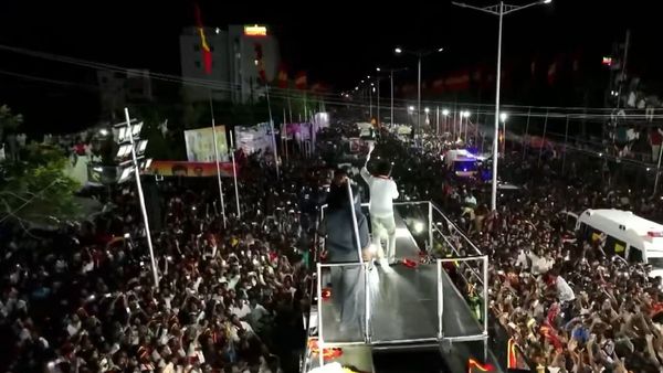 Vijay Campaign: அப்பாவி மக்கள் பலி.. கரூர் விஜய் பிரச்சாரத்தில்.. காவல்துறை சொல்லியும் கேட்காத ரசிகர்கள்!