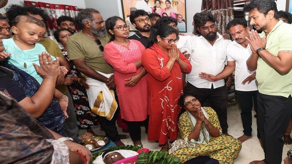 என்ன வேணும்னு கேளு சங்கா.. உதயநிதி அஞ்சலி செலுத்த வந்ததை பார்த்ததும் துடித்து கதறிய ரோபோ சங்கர் மனைவி