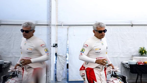 பறந்த விசில்.. ஒரு சைகைதான்.. ரசிகர்களை கட்டுப்படுத்திய அஜித்.. விஜய்யை இழுத்து போட்டு அடிக்கிறாங்களே