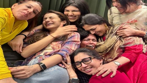 ஆர்த்தி ரவி செமயா என்ஜாய் செய்றாங்களே.. திரிஷாவும் கூட்டு.. சோகத்தை தூக்கி தூர போடு