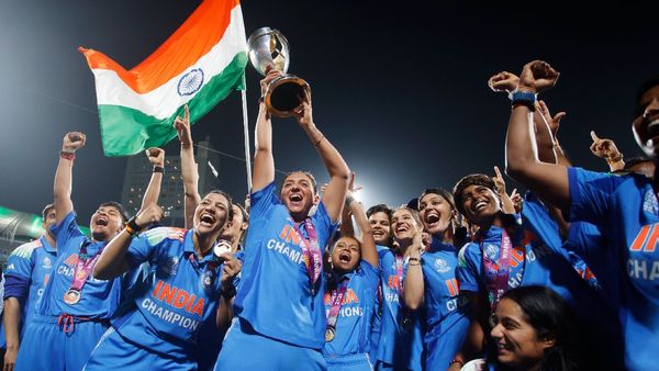 World Cup: உலகக் கோப்பையை உச்சி முகர்ந்த மகளிர் அணி.. வாழ்த்துகளை அள்ளி வீசும் பிரபலங்கள்!