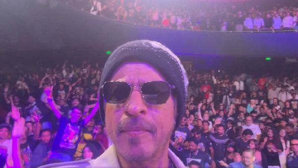 Shah Rukh Khan: பால்கனி தரிசனம் தான் இல்லை.. ரசிகர்களுடன் பிறந்தநாள் கொண்டாடிய ஷாரூக் கான்!