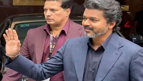 நண்பர் அஜித் மாதிரி கோட் சூட்டில் விஜய்.. ஒலிக்கும் பாடல்கள்.. அதிரும் மைதானம்.. ரசிகர்கள் செம வைப்