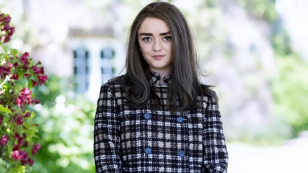 ஏரியில் தோழிகளுடன் ஆடைகள் இல்லாமல் குளியல் போட்ட கேம் ஆஃப் த்ரோன்ஸ் நடிகை.. ஒரே வம்பு புடிச்ச பொண்ணுப்பா