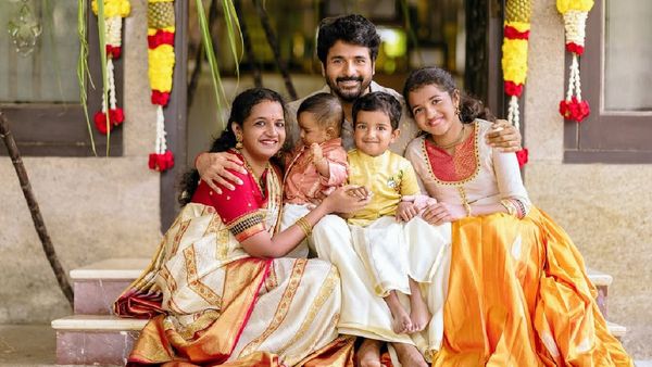 World Of Parasakthi: மகள்களுடன் பராசக்தி உலகத்தை பார்க்க போன ஆர்த்தி சிவகார்த்திகேயன்..