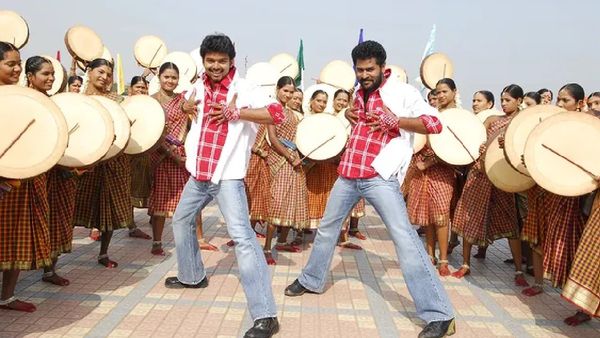 வேறலெவல் வெறித்தனம்..போக்கிரி பொங்கல் பாடலுக்கு பிரபுதேவாவுடன் டான்ஸ் ஆடிய விஜய்.. விசிலு பறக்குது!