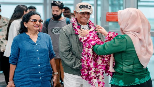 ஜனநாயகன் தளபதி திருவிழா.. விஜய் அப்பா, அம்மாவுக்கு கொடுக்கப்பட்ட வரவேற்பு.. முகத்தில் மகிழ்ச்சியை பாருங்க