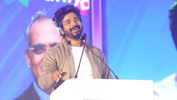 அம்மா, அப்பா, கடவுளை மட்டுமே வணங்க வேண்டும்.. என்னை ரசிகர்கள் வணங்க வேண்டாம் - சிவகார்த்திகேயன்!