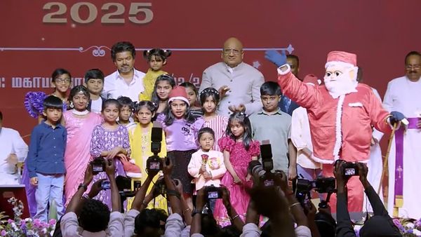 வாவ் விஜய் செம க்யூட்.. குழந்தைகளுடன் கேக் வெட்டி கிறிஸ்துமஸ் கொண்டாட்டம்.. மனுஷன் செம அழகு