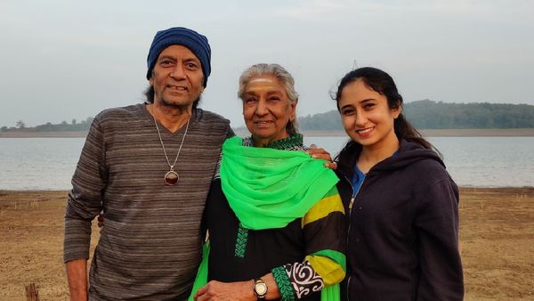 தீங்கிழைக்கும் வதந்திகளை பரப்புராங்க.. ஜானகி பாட்டி நல்லா இருக்காங்க.. அப்பாவை இழந்த மகள் வேதனை!