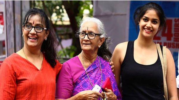 உனக்கு பாயாசம் வேண்டுமா?.. பாட்டியிடம் வம்பு செய்த கீர்த்தி சுரேஷ்.. அட செம குறும்பா இருக்காங்களே