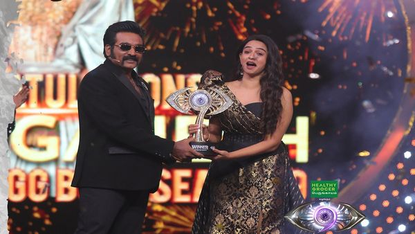 பிக்பாஸ் 9 டைட்டில் வின்னர் திவ்யா கணேஷ்.. மேடையில் இப்படி கலங்கிட்டாங்களே.. டைட்டிலுக்கு வொர்த்துதான்