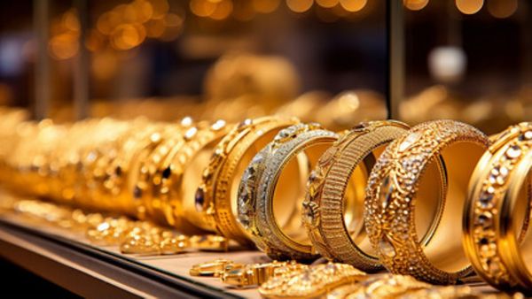 Chennai Gold rate declined today and silver rate remain steady