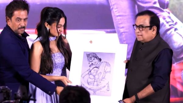 அர்ஜுன் மகளுக்கு தன் கையால் வரைந்த ஓவியத்தை கொடுத்த பிரமானந்தம்.. அவருக்குள்ள இப்படி ஒரு திறமையா?