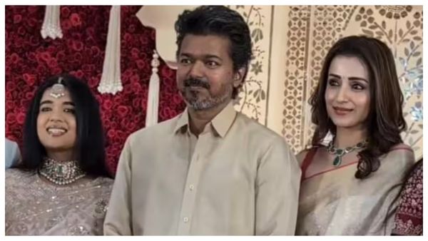 சங்கீதாவை வெறுப்பேத்த.. ஒரே கார்.. ஒரே நிற உடையில் ரிசப்ஷனுக்கு திரிஷாவுடன் ஜோடியாக வந்த விஜய்!