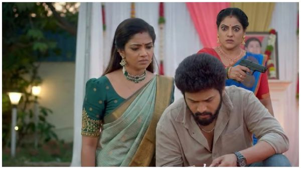 கார்த்தி நெற்றியில் துப்பாக்கியை வைத்த சாமுண்டீஸ்வரி.. சந்திரகலாவின் சூழ்ச்சி? கார்த்திகை தீபம்!