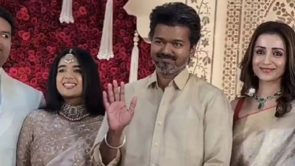 விஜய் த்ரிஷாவுடன் வந்தால் உங்களுக்கு என்ன? தளபதிக்காக நாங்க இருக்கோம்.. ரசிகர்கள் பளிச்