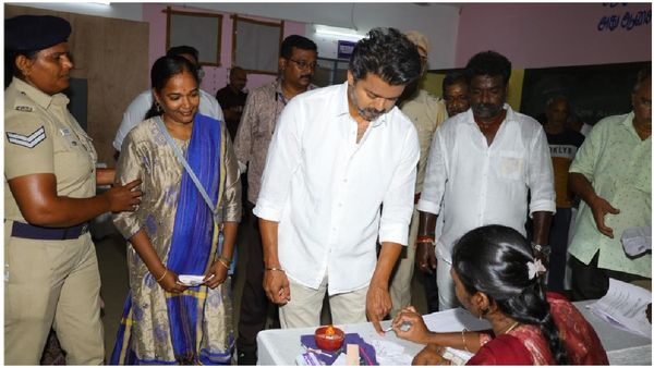 பரபரக்கும் சட்டமன்ற தேர்தல்.. வாக்களித்த விஜய்.. அடுத்த நொடி செய்தது தான் சூப்பர்!