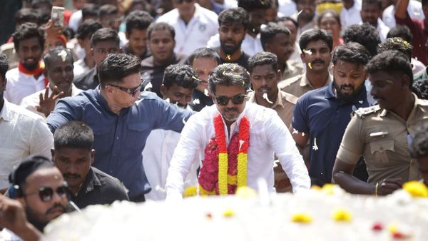 TVK Vijay: தடுமாறி விழுந்த விஜய்.. கட்டுக்கடங்காத ரசிகர்கள் கூட்டம்.. நல்லவேளை தப்புச்சுட்டாரு!