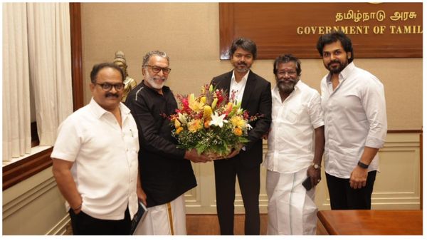 முதலமைச்சர் விஜய்யை சந்தித்த நாசர், கார்த்தி.. கூடவே சென்ற கருணாஸ்.. என்ன மேட்டருன்னு பாருங்க!