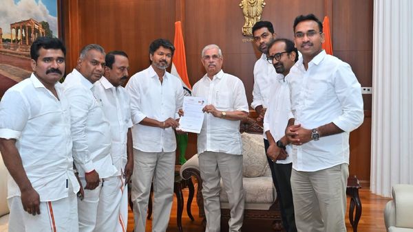 ஆட்சி அமைக்க உரிமை கோரினார் விஜய்.. ஆளுநரே விஜய் ஸ்டைலில்தான் இருக்காரேப்பா..