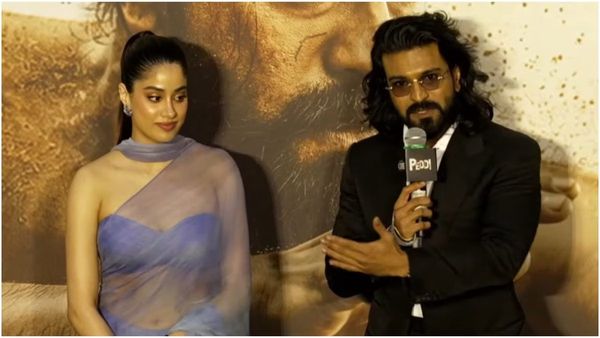 மேடையில் வைத்து புகழ்ந்த ராம்சரண்.. வெட்கப்பட்டு கன்னம் சிவந்த சின்ன மயிலு ஜான்வி கபூர்