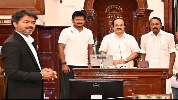 அட சட்டப்பேரவையிலுமா.. அங்கே போயும் குட்டி ஸ்டோரி சொல்லி கலக்குறாரே விஜய்.. என்ன தெரியுமா?