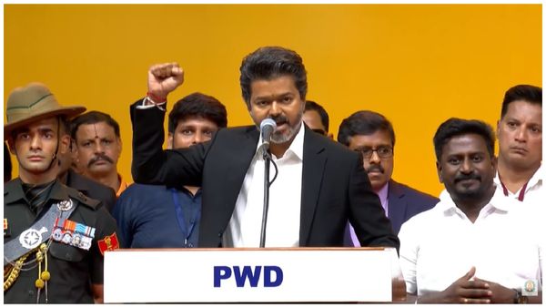 கோட்டைக்கு செல்லும் முன்பே.. பதவியேற்பு விழாவில் விஜய் போட்ட முதல் கையெழுத்து!