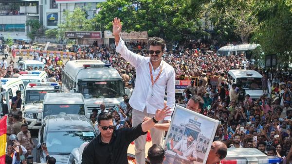 இலவசங்களுக்கு முக்கியத்துவம் கொடுத்த மு.க. ஸ்டாலின்.. மக்கள் விரும்பும் வளர்ச்சியை முன்னெடுப்பாரா விஜய்?