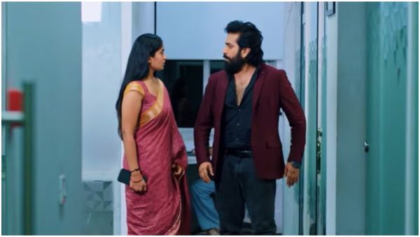 லிஃப்ட்டுக்குள் சிக்கி மயங்கி விழுந்த அஞ்சலி.. ஆபத்தில் முடிந்த மீடிட்டி.. கெட்டி மேளம்!