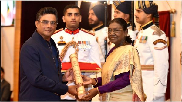 அலைபாயுதே மேடி டூ பத்மஸ்ரீ மாதவன்.. குடியரசுத் தலைவர் கைகளால் விருது பெற்று மாஸ் காட்டிய மாதவன்!