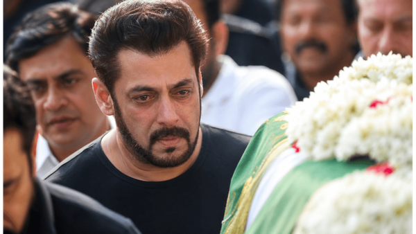நண்பரின் இறுதிச் சடங்கில் கலந்துகொண்ட சல்மான் கான்: பலத்த பாதுகாப்புக்கு மத்தியில் உருக்கமான காட்சி