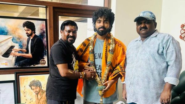 மூன்றாவது முறை தேசிய விருது பெற்ற ஜிவி பிரகாஷ்.. பிரபல பாடகர் நேரில் சந்தித்து வாழ்த்து